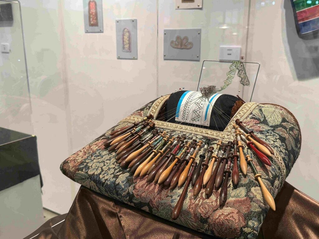 棒槌蕾絲創作工作檯。(圖/纖維工藝博物館提供)