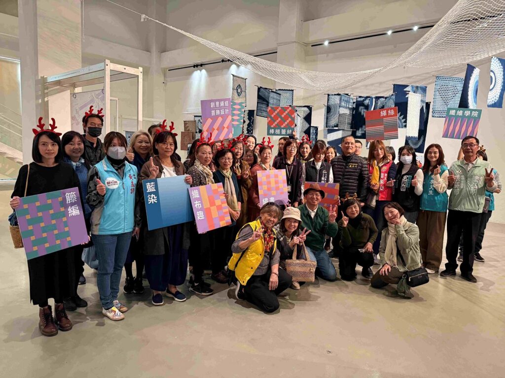「承纖啟後~纖維學院師生聯展」逾百位師生展出250件精采作品。(圖/纖維工藝博物館提供)