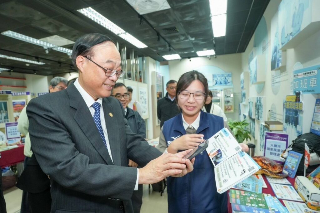 ▲周永暉署長（左）在現場攤位掃描後收看旅遊資訊。（記者 辛澎祥/攝）