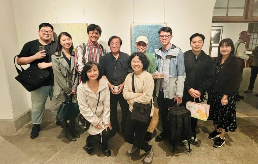 ▲個展開幕式當天，學生們齊聚一堂向李振明老師道賀。（圖/李振明 提供）
