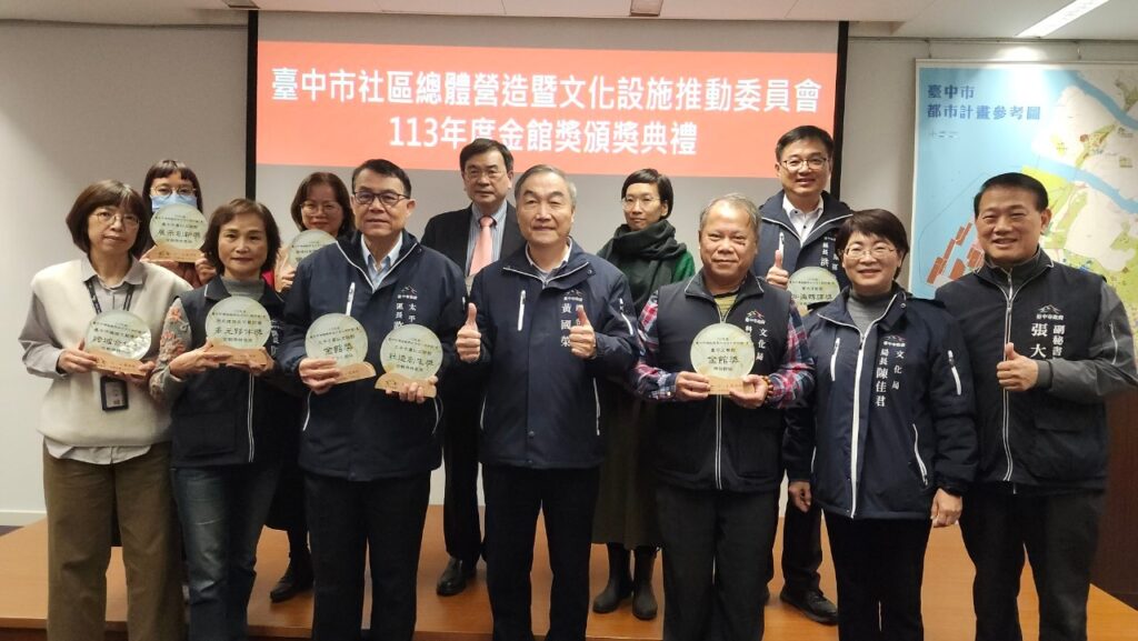 黃國榮副市長及文化局長陳佳君與金館獎得主大合照。(圖/文化局提供)