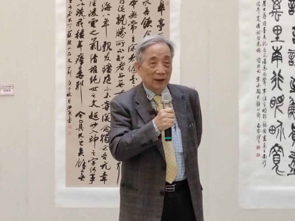 ▲前臺藝大校長黃光男教授認為石漢基董事長每年辦理書畫比賽,並力邀全球書法大家作品展出,是一件難能可貴的事。(記者 辛澎祥/攝)