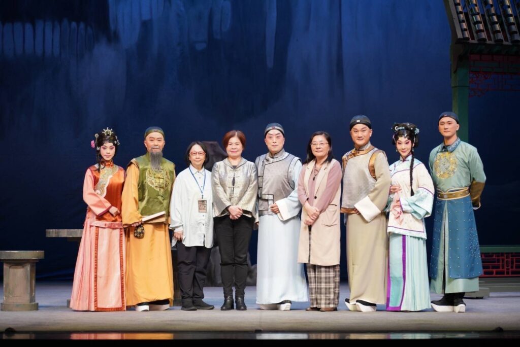 ▲京崑大戲「知己」演員與辜公亮文教基金會執行長辜懷群（左三）合影。（辜公亮文教基金會 提供）