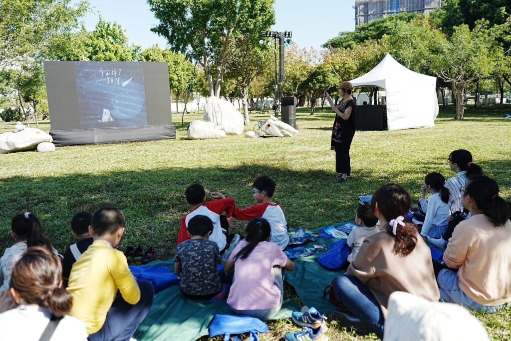 繪本創作者林小杯帶領親子共讀，一起回顧乳牙儲存的成長記憶。（圖/文化局提供）