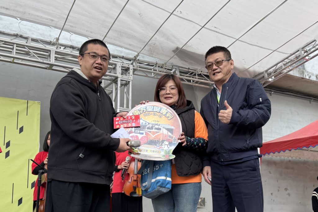 ▲臺鐵今年最後專列包車團體「南方公園鐡道社」,主辦單位合影留念。(圖/臺鐵公司 提供)