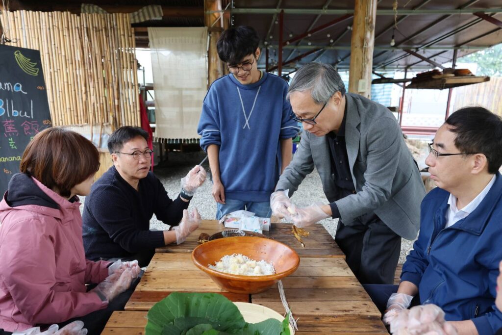 ▲文化部長李遠（右二）親自學作花蓮在地傳統美食。（圖/文化部 提供）