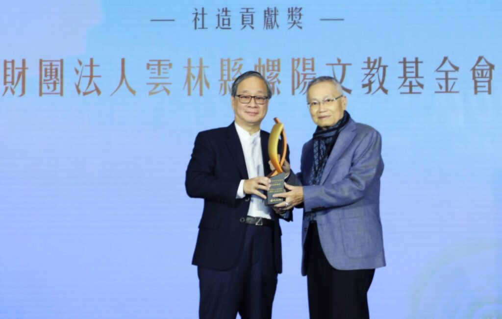 ▲文化部長李遠（左）頒發「社造貢獻獎」給雲林縣螺陽文教基金會，雙方合影留念。（圖/文化部 提供）