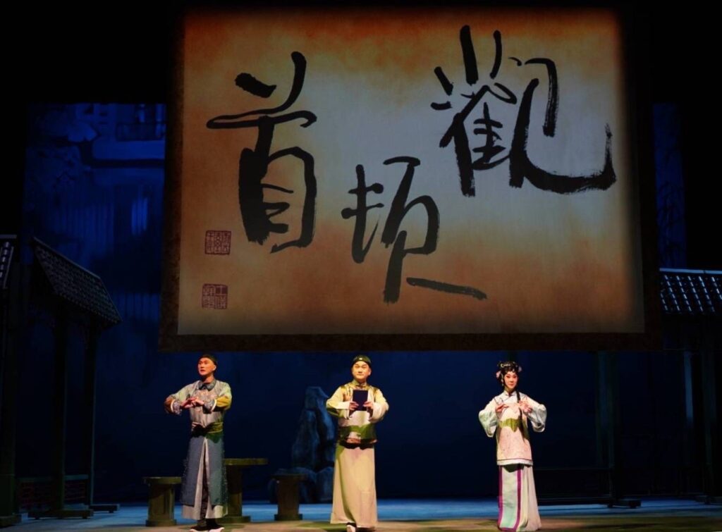 ▲跳脫傳統，「知己」大戲的舞台視覺效果與演員的精銳盡出的演技呈現，將帶給觀眾不同的感受。（圖/辜公亮文教基金會 提供）