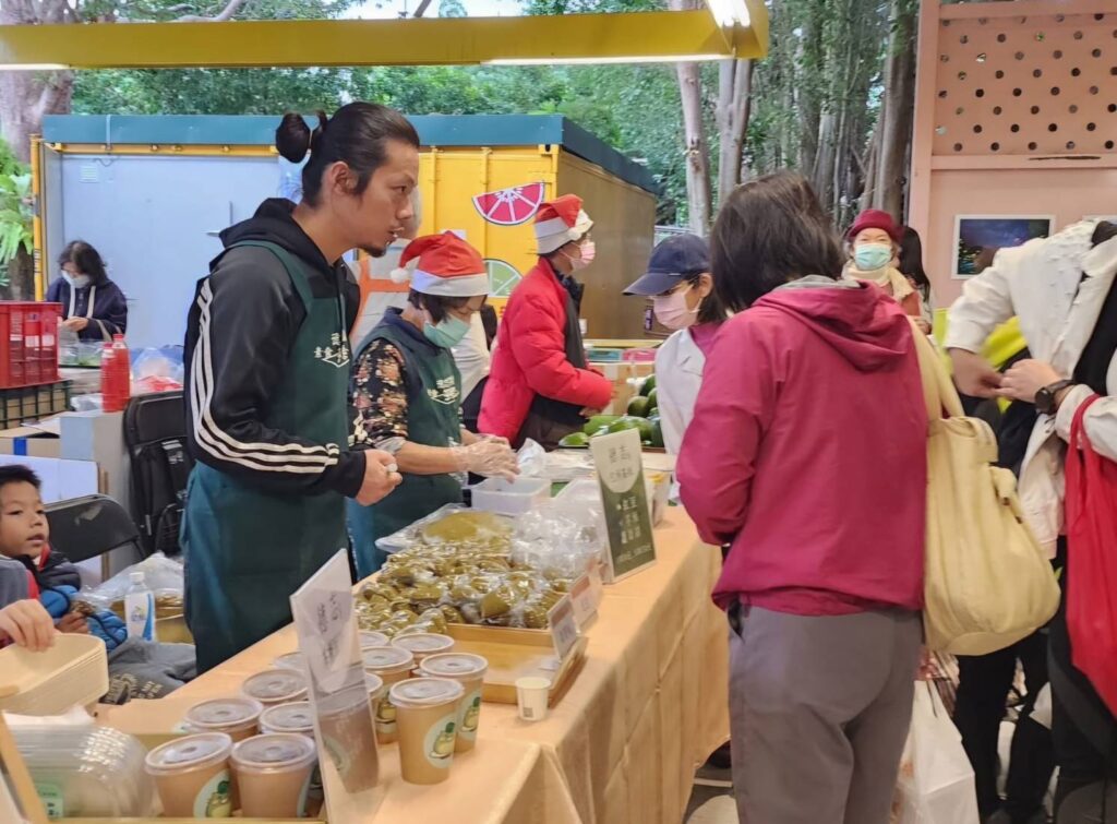 ▲民眾在希望廣場選擇好茶場面熱烈。（圖/新北市農業局 提供）