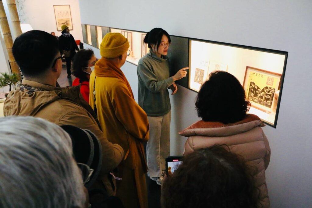 ▲策展人陳耀姬(中)為現場來賓導覽拾得法師之篆刻作品。(圖/陳耀姬 提供)