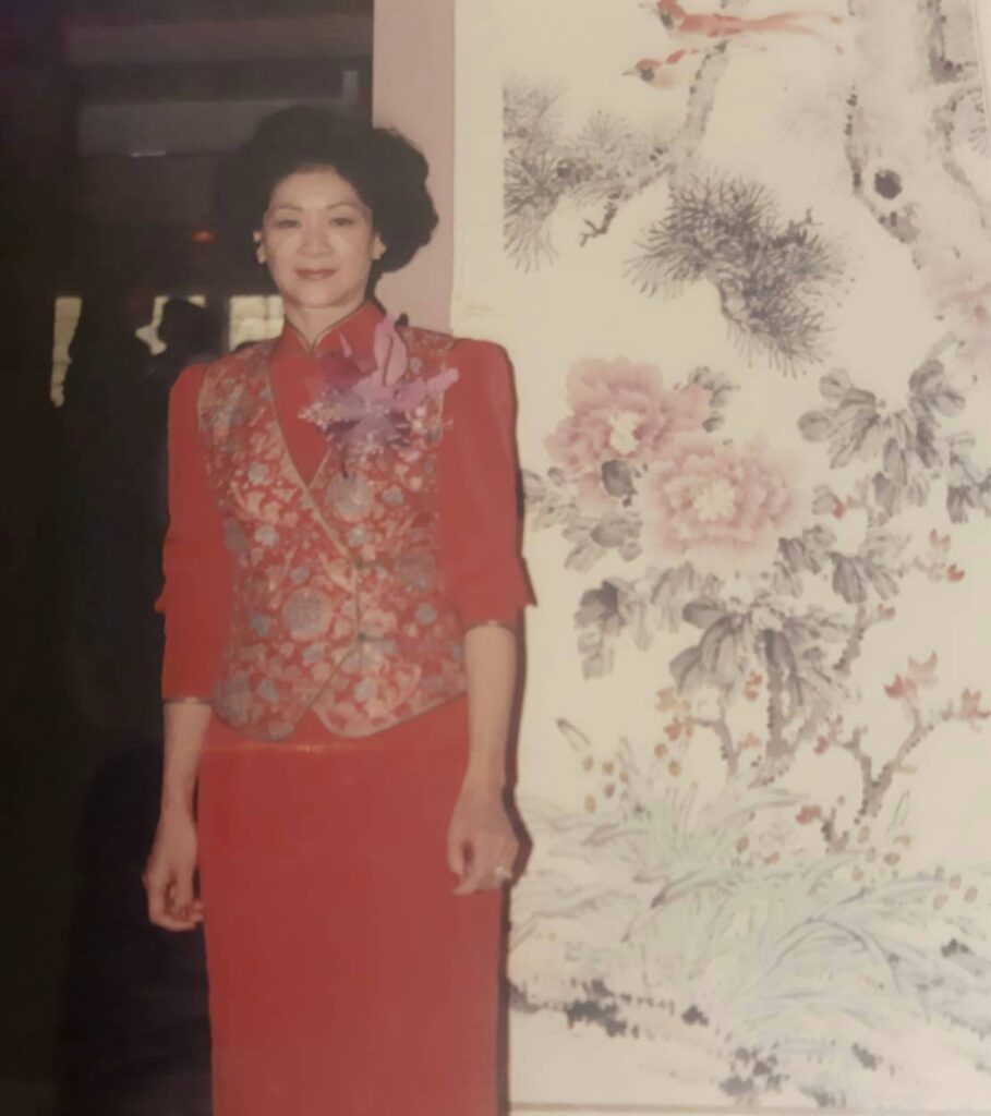 ▲1992年在美國舊金山明苑畫廊舉行個人畫展時的李中華，數十幅畫作受到藝文界高度的青睞與評價。（圖/李中華 提供）