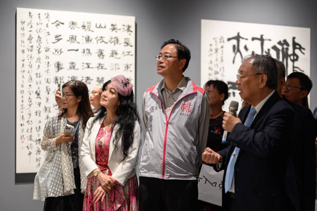 ▲展覽開幕式上,張炳煌教授(右)為桃園市長張善政(中)及書界人士與貴賓做展出作品的導覽,具體且精闢。(圖/桃園市文化局 提供)