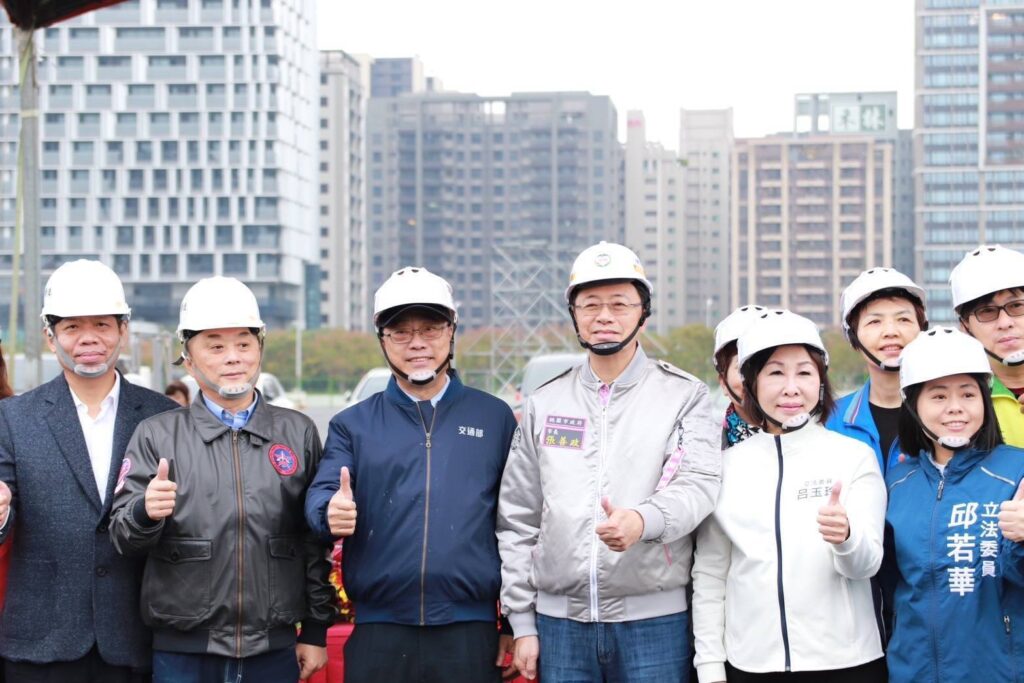 ▲觀光署長周永暉(左三)與桃園縣長張善政與貴賓合影留念。(圖/觀光署 提供)