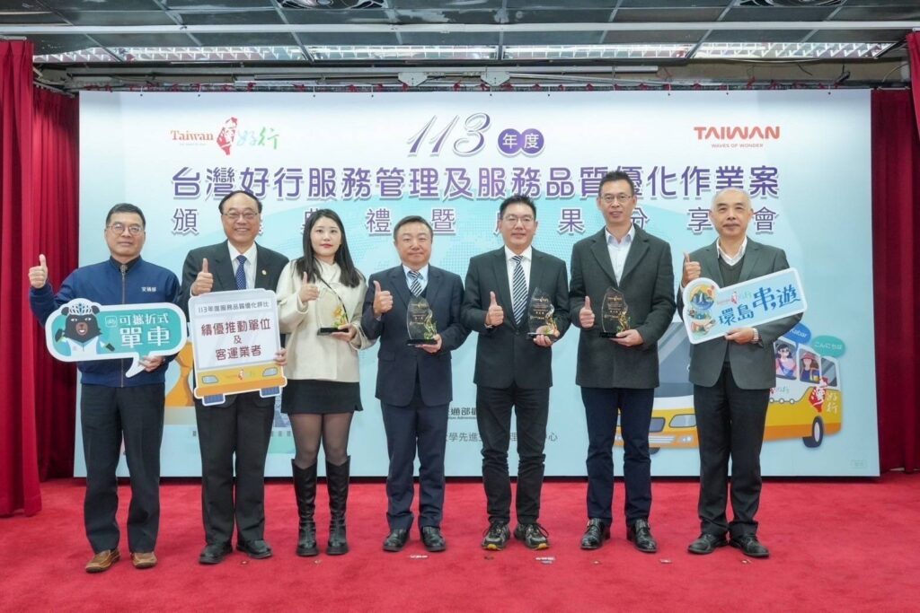 ▲周永暉署長（左二）與得獎單位與得獎人開心合影留念。（記者 辛澎祥/攝）