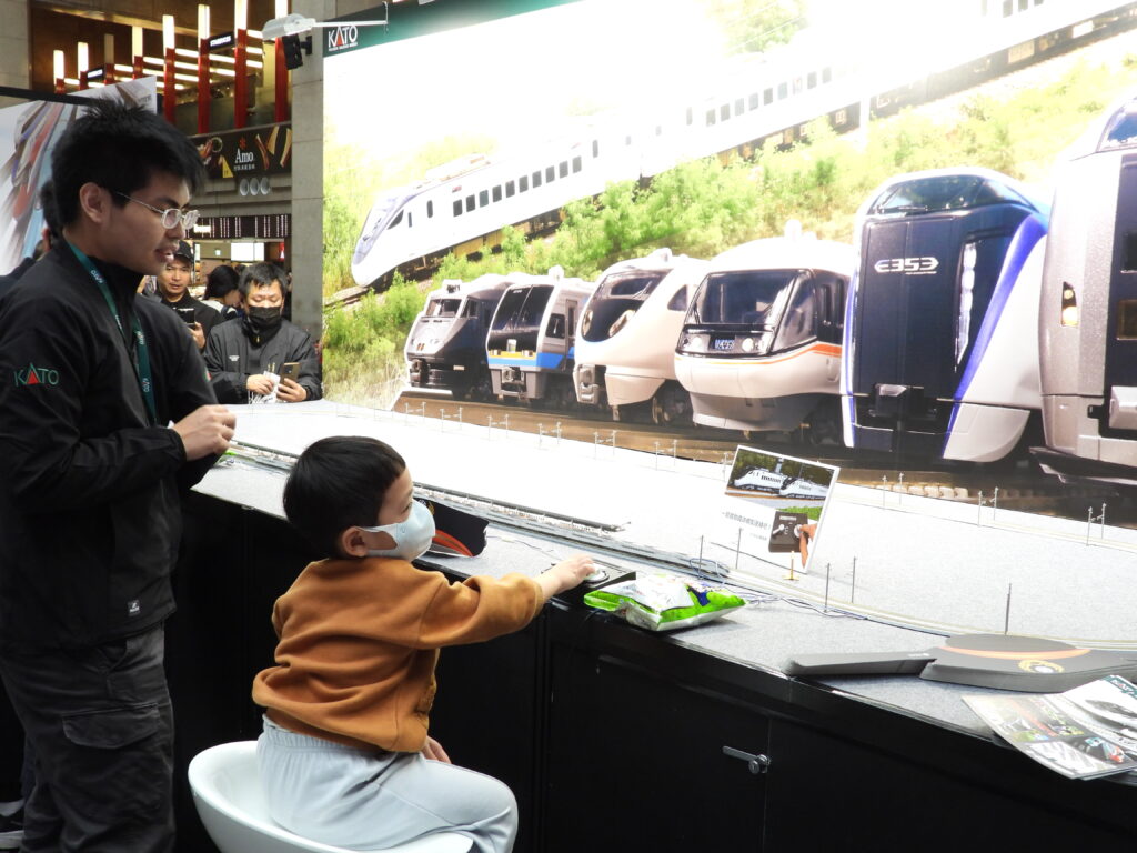 ▲小朋友在現場互動影片中看著火車出神專注。（圖/臺鐵公司 提供）