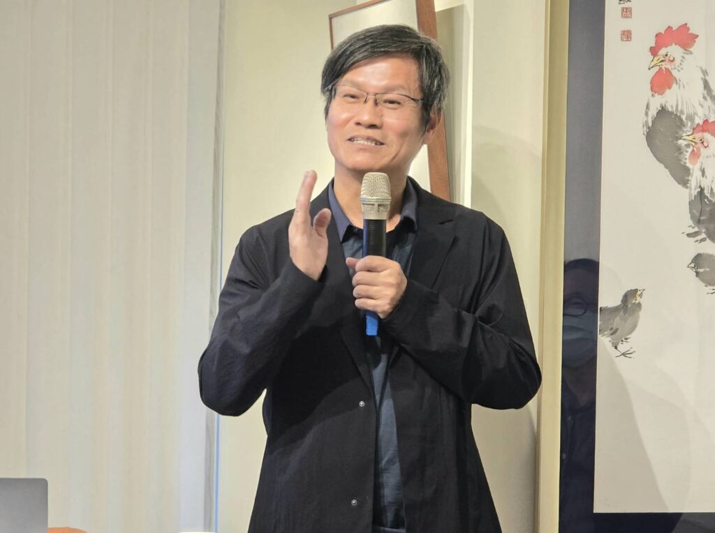 ▲師大美術系教授黃進龍認為廖新田教授的書寫能力高強,在新書主題所蘊涵的社會性中,與藝術的關連性更加彰顯。(記者 辛澎祥/攝)