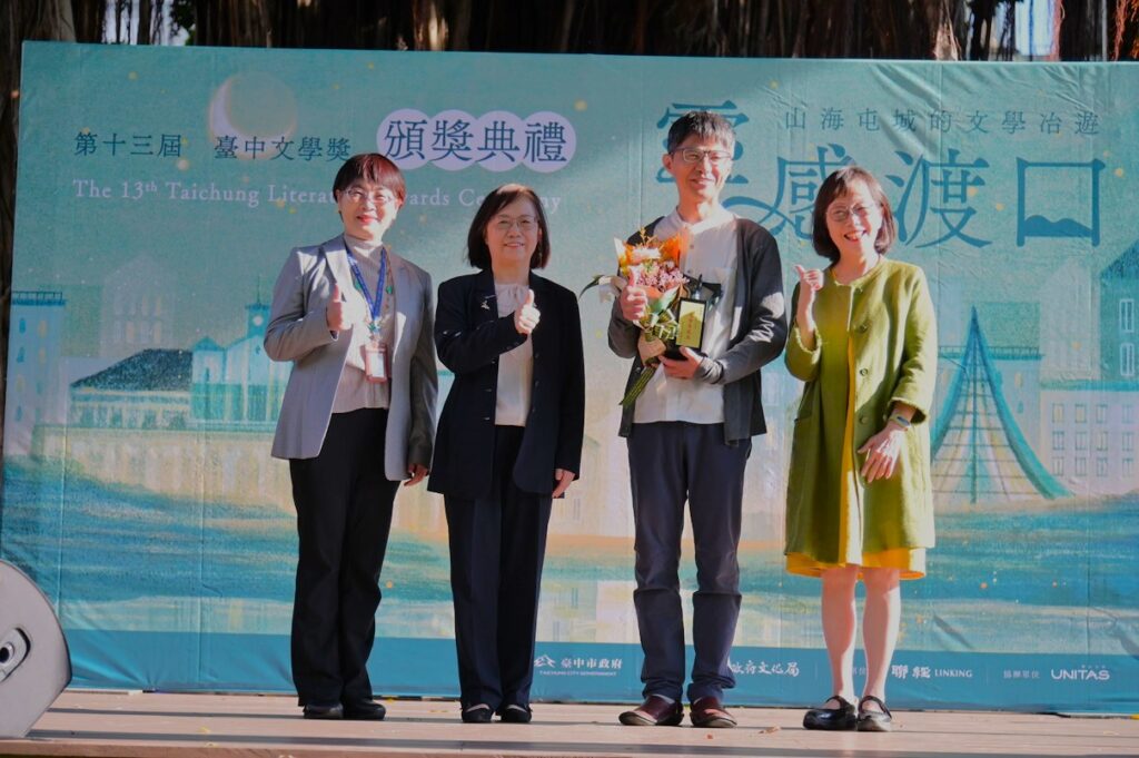 文化局長陳佳君（右起）賴淑惠副市長、推薦委員廖玉蕙，與文學貢獻獎得主甘耀明合影。（圖/文化局提供）