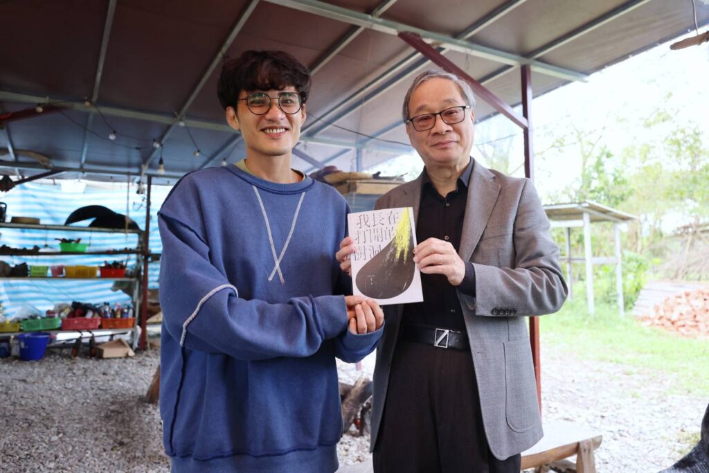 ▲李遠部長（右）與年輕的文字工作者合影。（圖/文化部 提供）