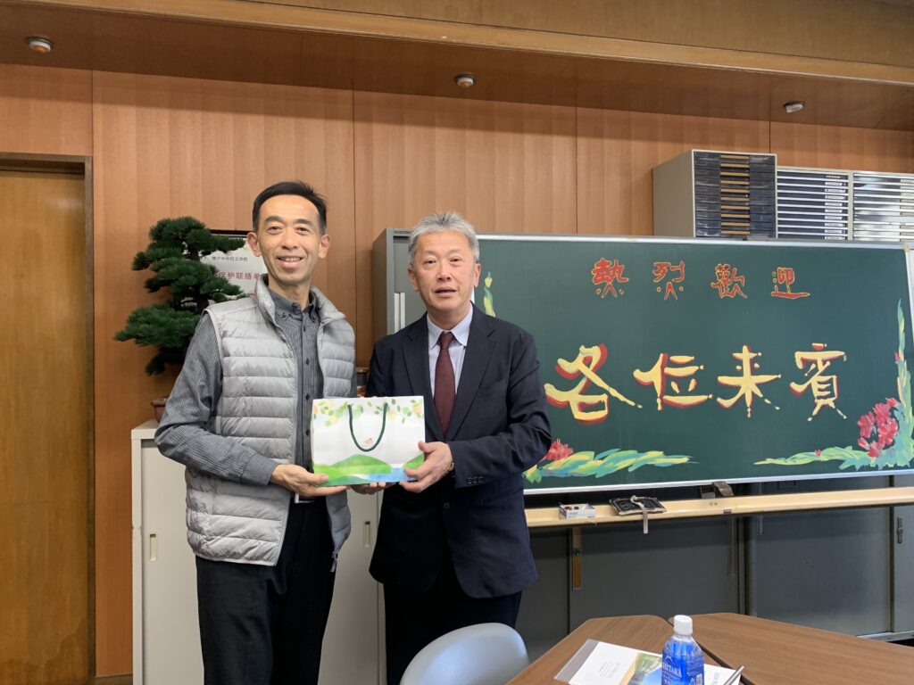 王蘭生館長(右)拜訪神校戶中華同文學校李俊吉校長。(圖/國父紀念館提供)