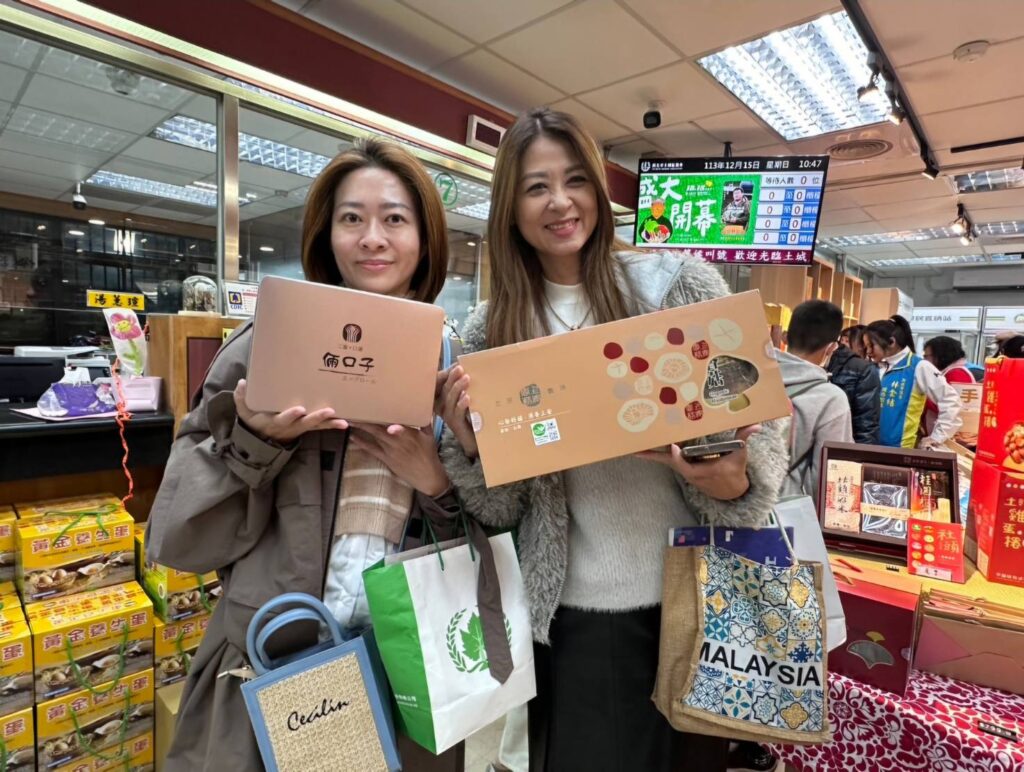 ▲土城第一家農會的農民直銷站商品豐富多元，吸引民眾搶購。（圖/新北市農業局 提供）
