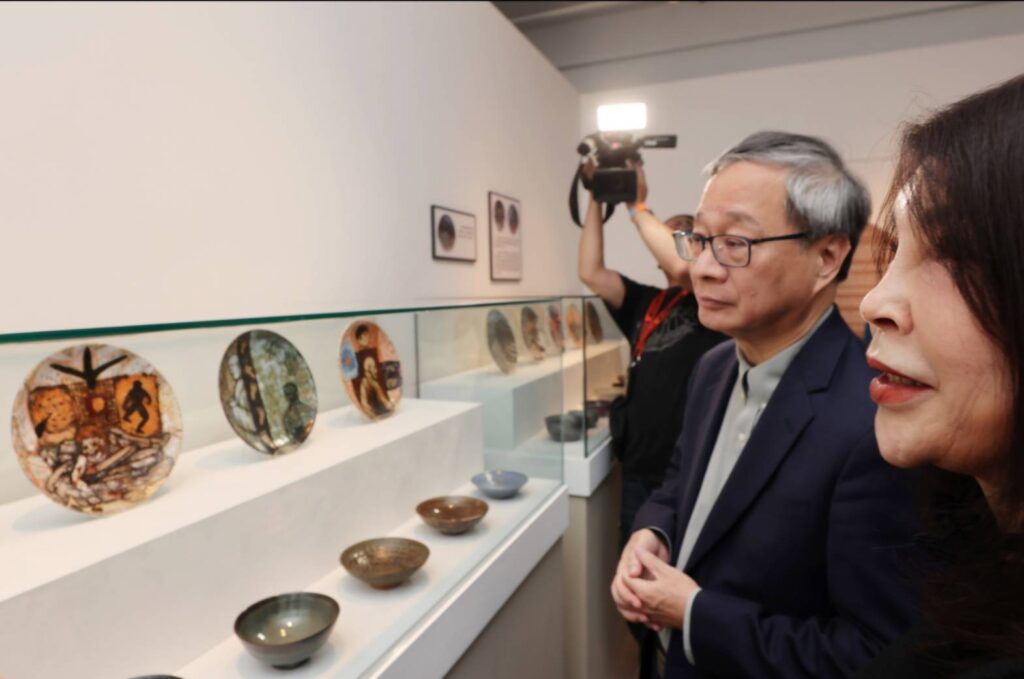 ▲李遠部長（左）在蒙藏文化中心主任高玉芬的陪同下，逐一參觀所展出之珍貴作品。（圖/文化部 提供）