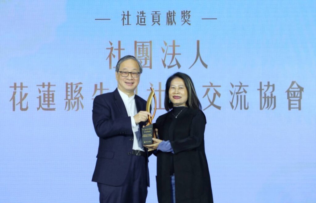 ▲李遠部長（左）頒發「社造貢獻獎」，由花蓮縣牛犁社區交流協會代表接受。（圖/文化部 提供）