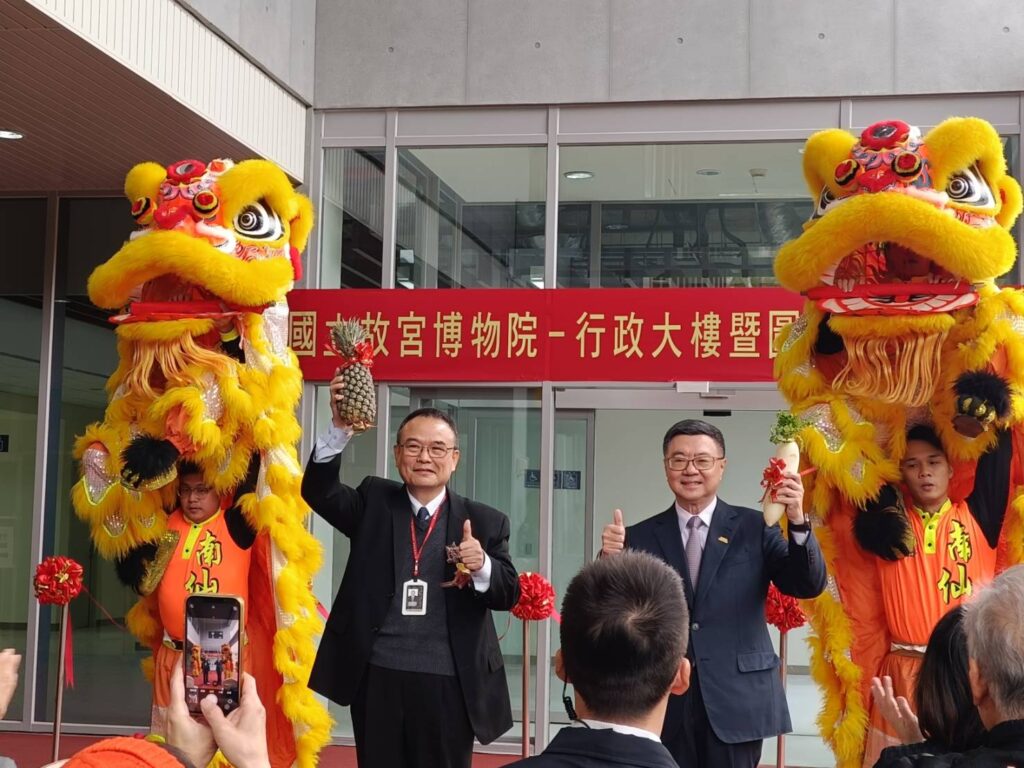 ▲故宮院長蕭宗煌(左)與行政院長卓榮泰在舞獅擊鼓聲中揭開活動吉慶的序幕。(記者 辛澎祥/攝)
