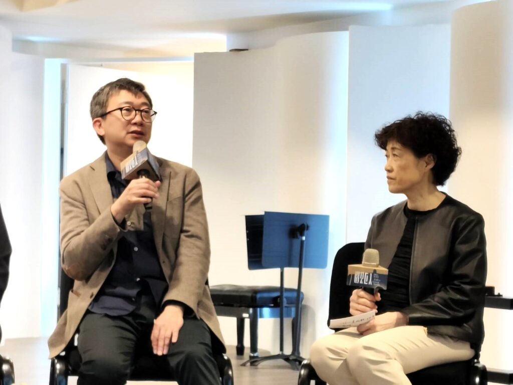 導演王嘉明與歌劇院藝術總監邱瑗大談《微笑之國》改編設計。（記者 陳安婷/攝 ）