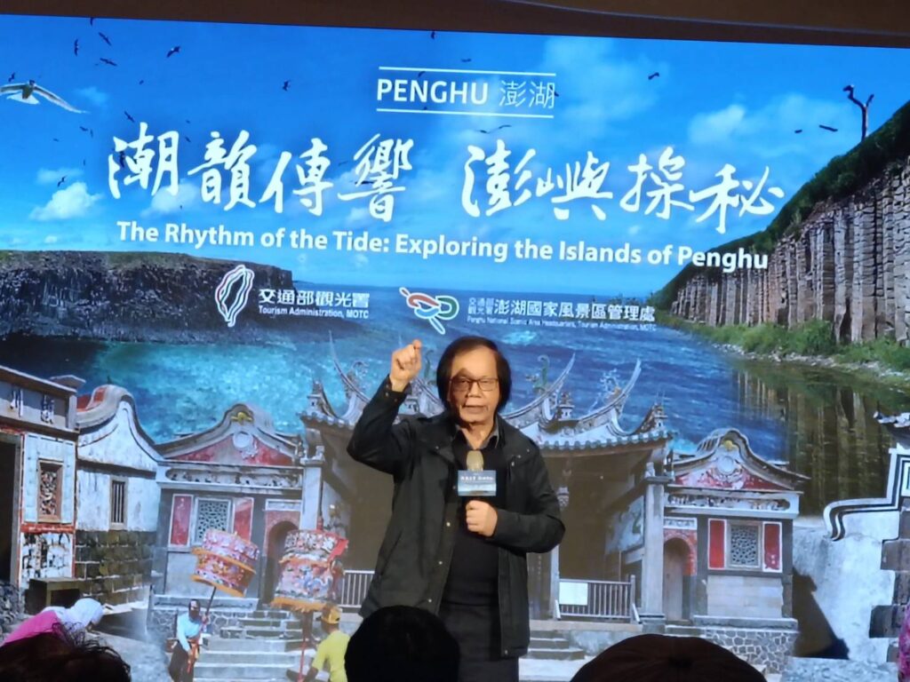 ▲製作與拍攝影片的導演鄧文斌，說明他花費多年所拍攝的澎湖感人故事的歷程。（記者 辛澎祥/攝）