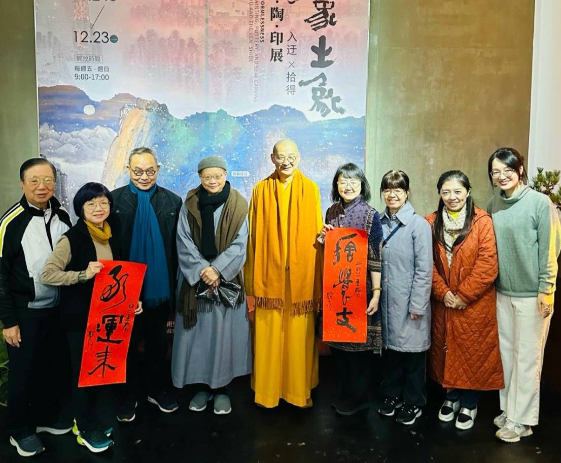 濡墨生趣  揮毫興意  拾得法師從導覽遊歷畫境  書寫春聯中展現浩瀚書藝  讓人推崇備至