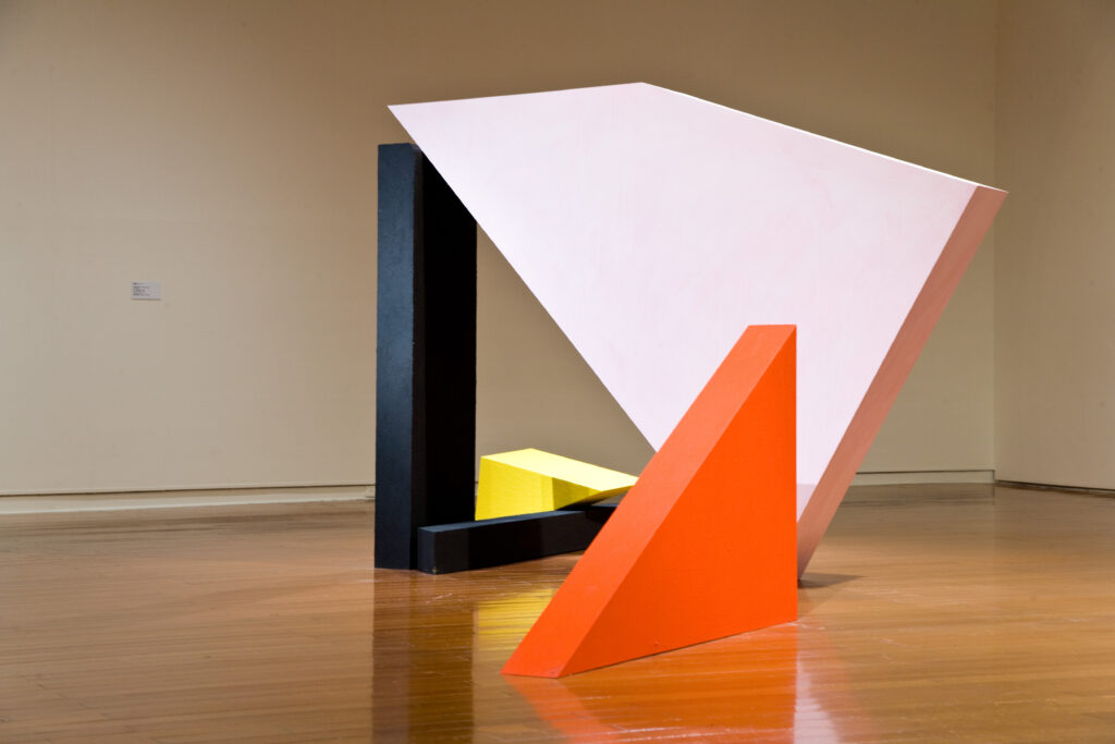 賴純純，《向林壽宇致敬》，1984-2013，壓克力顏料、沙、木板，243 × 234 × 184 cm，藝術家自藏；「台灣現當代女性藝術五部曲，1930-1983」展覽現場，2013，臺北市立美術館。圖像由北美館提供。