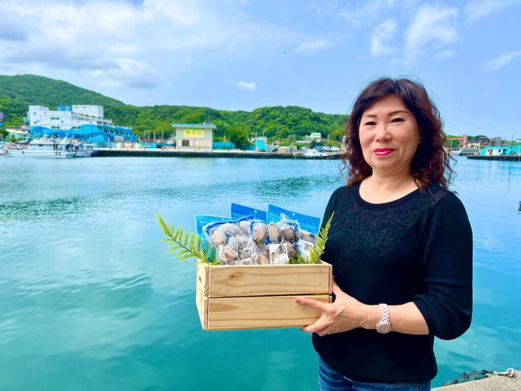▲新北市貢寮區漁會總幹事林麗美強調,年節期間要讓消費者享用優質的水產品,特別推出指定禮盒服務民眾。(圖/新北市漁業處 提供)