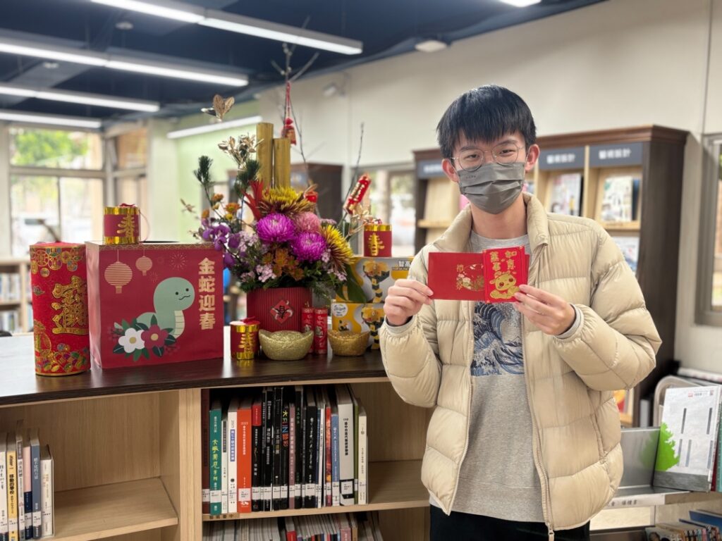 中市圖總館初四推出「金蛇迎春－知識開運抽紅包」，歡迎民眾來閱讀走春。（圖/文化局提供）