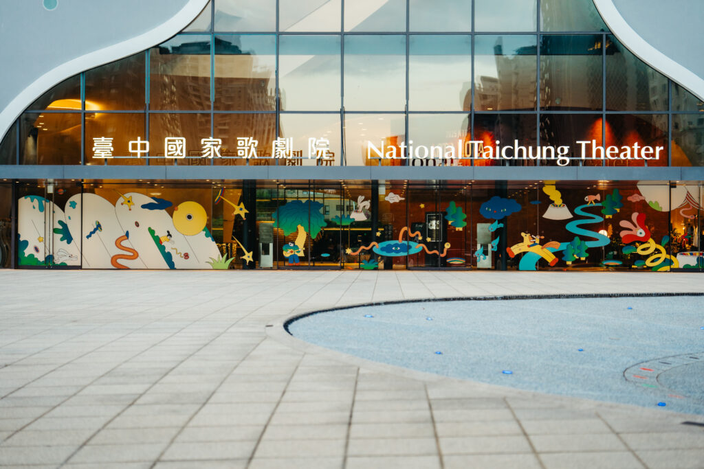 歌劇院與藝術家吳騏合作主題藝術窗貼「蛻變之旅」1_©臺中國家歌劇院
