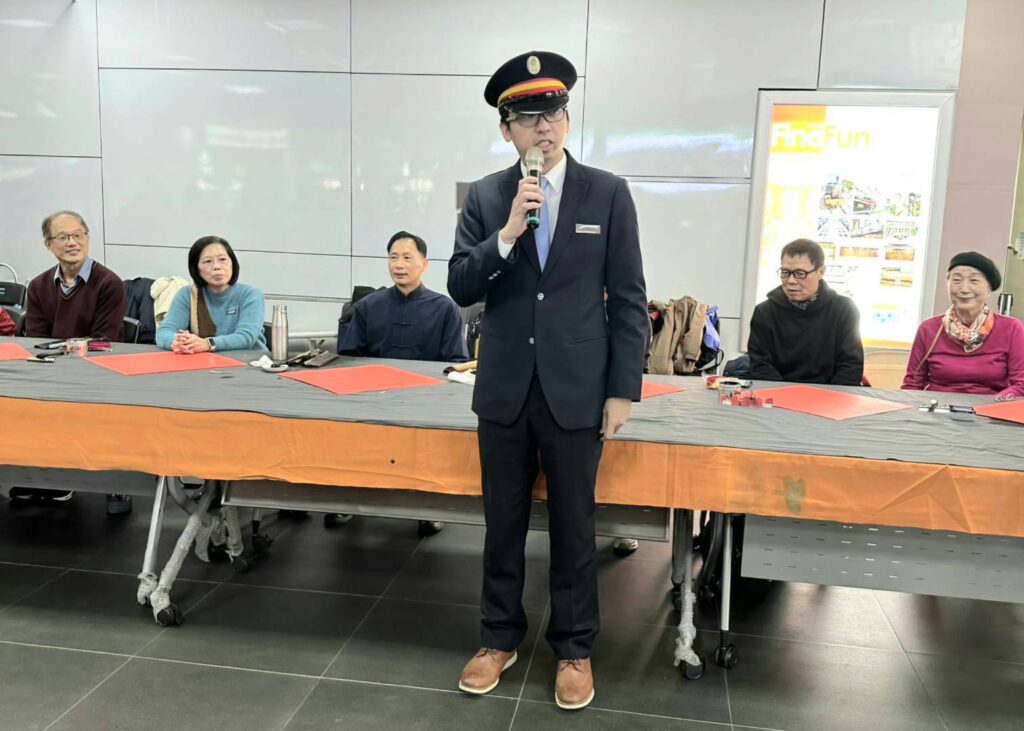 ▲臺鐵公司臺北站站務長林博琛（前立者）致詞時表達對此活動的支持與肯定，與協會老師們的合作寫春聯活動獲得外界廣泛好評。（圖/大媒體新聞網 提供）