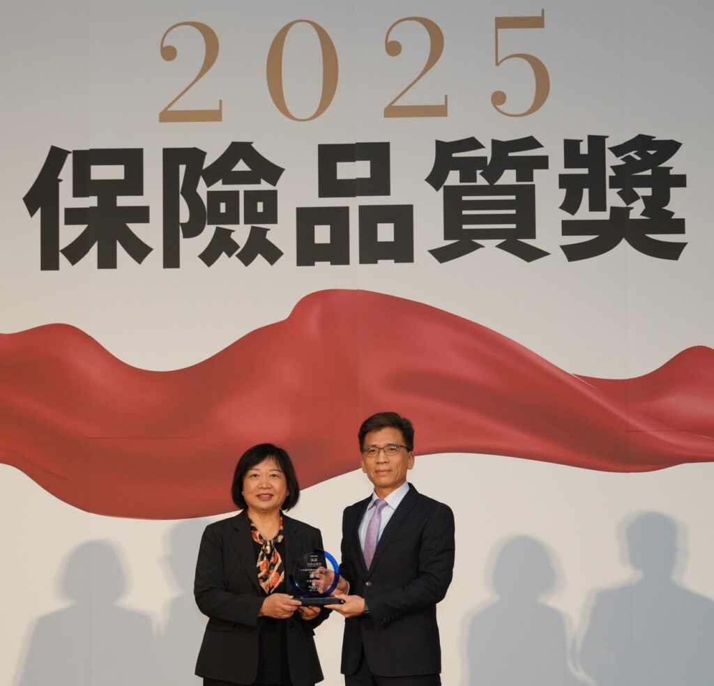 ▲中華郵政榮獲「2025保險品質獎」2項優等殊榮，由協理簡詠涵(左)代表出席，接受金管會主委彭金隆頒獎。（圖/中華郵政 提供）