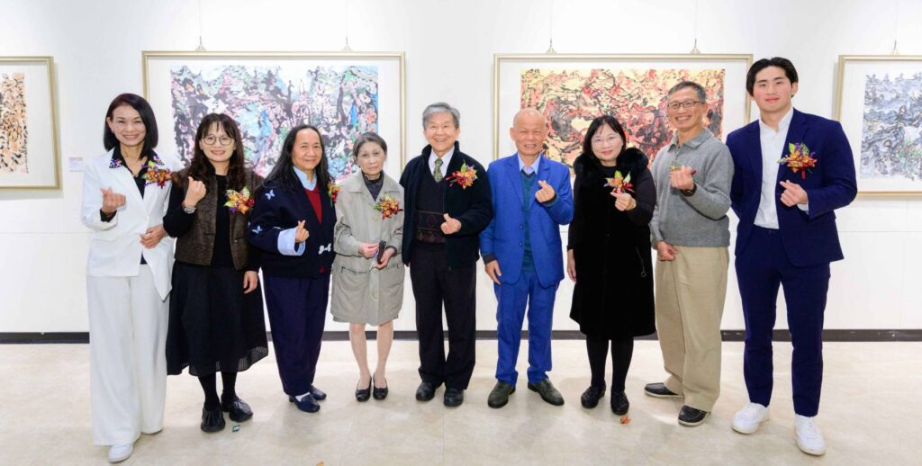 ▲國立中正紀念堂的展覽開幕式上，多位致詞的學者與貴賓，與簡玄明（右四）蔡玉雲（左三）開心合影留念。（記者 辛澎祥/攝）