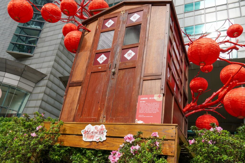 CNFlower(西恩) 創辦人凌宗湧在新北市府前創作新春萬金杜鵑裝置藝術，將2024年萬金杜鵑花展的移動花車，變為象徵年節家人團聚的載體。（圖/農業局提供）
