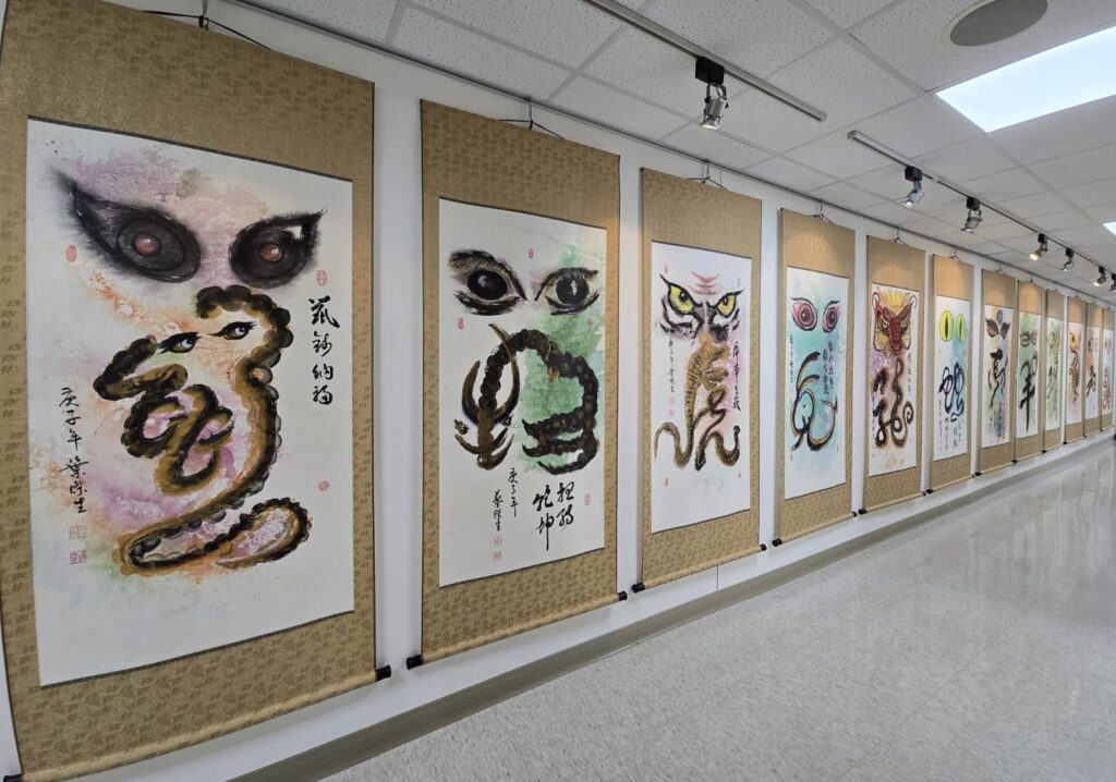 ▲展場呈現葉傑生老師質量兼俱的作品，將動物形體透過文字書體呈現向上提昇的視覺感。（記者 辛澎祥/攝）