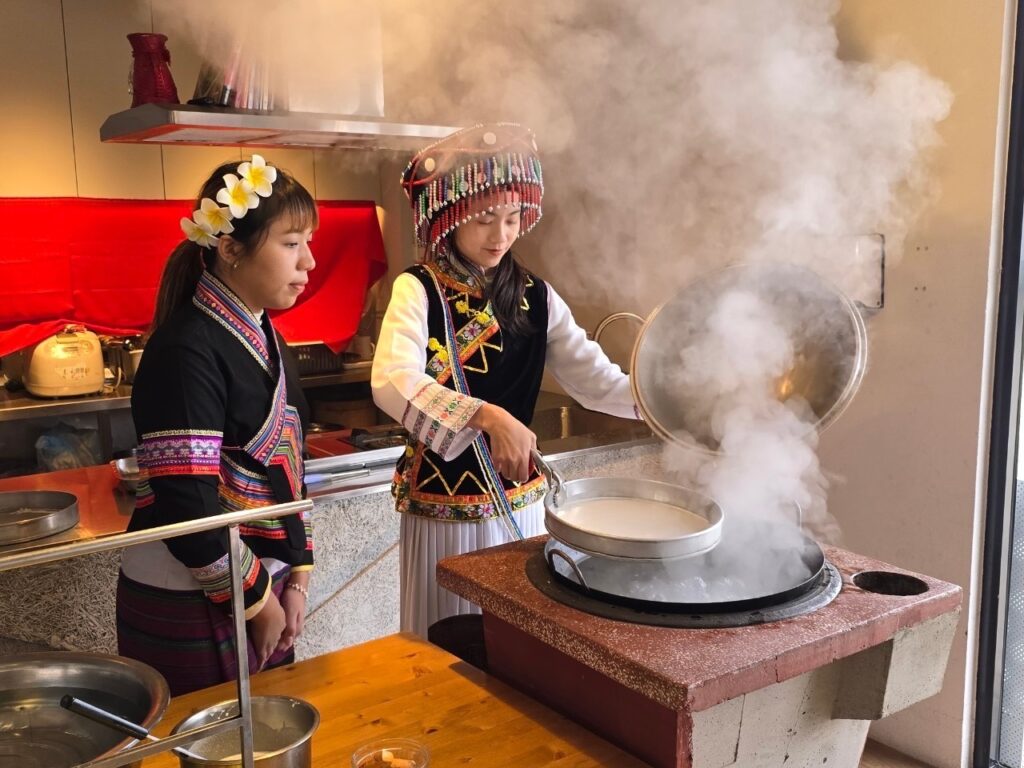▲台灣觀巴旅遊套裝行程順遊桃園亮點—忠貞新村文化園區,體驗滇緬料理米干DIY。(圖/觀光署 提供)