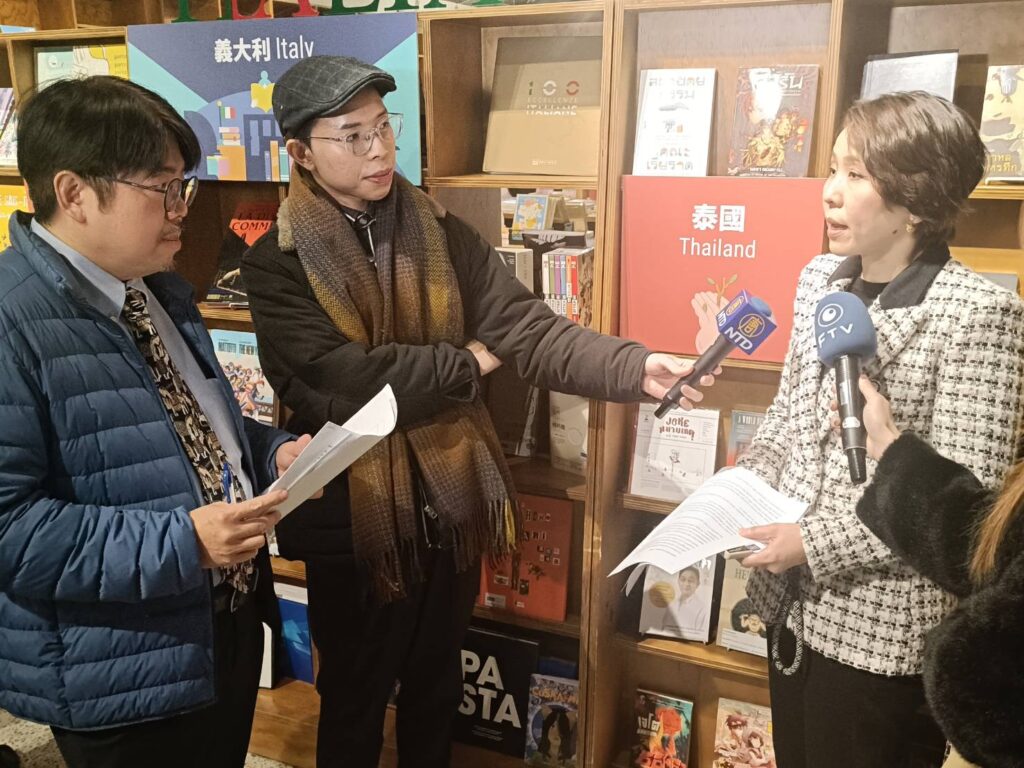 ▲泰國商務中心處長李凱莉（右）受訪時說明這次台北國際書展泰國出版品的準備情形。（記者 辛澎祥/攝）