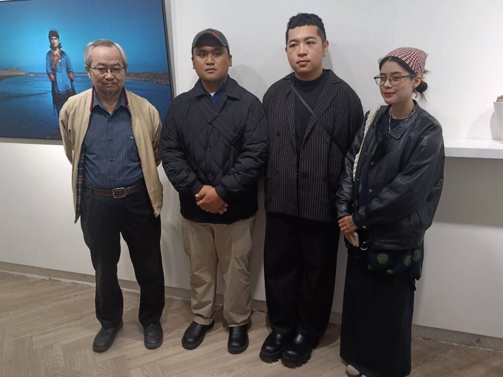 ▲2025 ART FUTURE 藝術未來博覽會負責人張學孔（左）與原住民背景的參展年青藝術家在發佈會上合影。（記者 辛澎祥/攝）