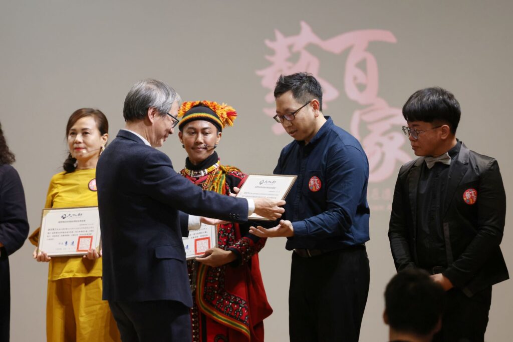 「重要傳統藝術保存者傳習計畫」結業藝生經過4年紮實學習，通過多次嚴謹考核，由文化部長李遠頒發結業證書。（圖/文化部文資局提供）