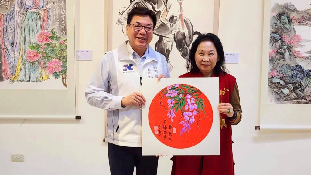 ▲現任協會理事長翁小蘭（右）將她所繪且充滿喜氣的「紫氣東來福滿堂」畫作，贈送給劉和然副市長，新春年節之際備顯歡樂圓滿。（記者 辛澎祥/攝）