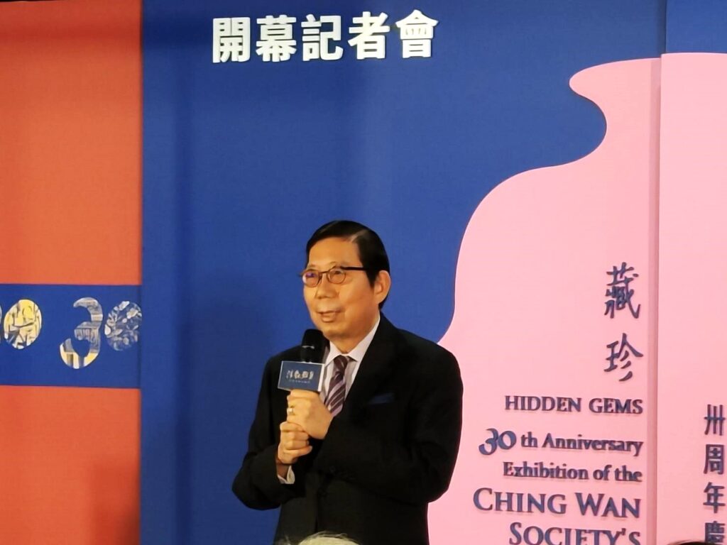 清翫雅集理事長蔡明興感謝會員慷慨提供珍藏。（記者 陳安婷/攝）