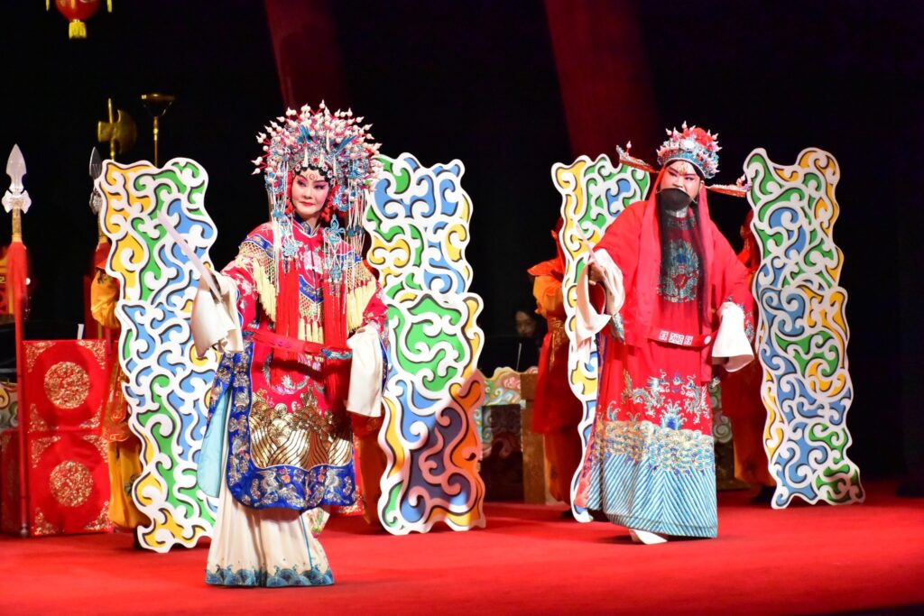 當家花旦蕭揚玲、老生連宏真演出〈天官賜福〉。(圖/臺灣豫劇團提供)