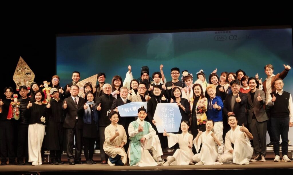傳藝中心主任陳悅宜與11個演出劇團合影。(記者 陳安婷/攝)