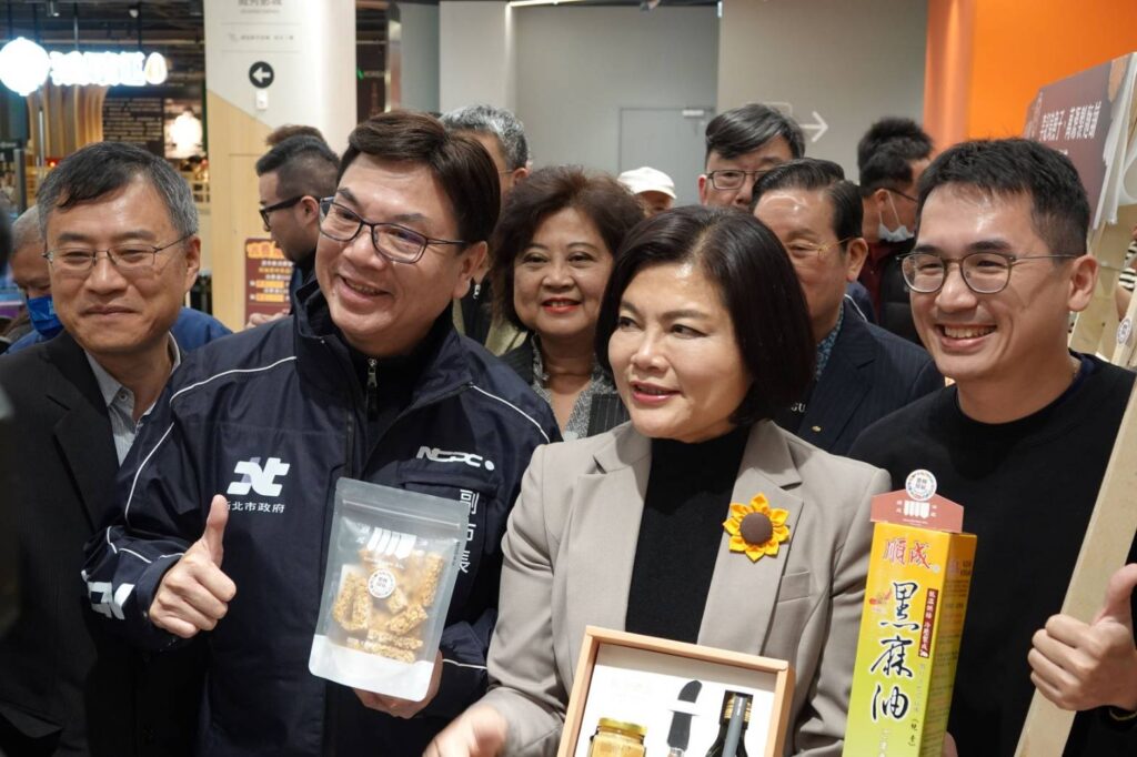 ▲新北市長劉和然(左二)與雲林縣長張麗善(右二)共同聯手行銷雲林良品。(圖/新北市農業局 提供)