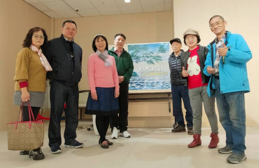 ▲多位畫友為首次個展的王美玲（左三）加油打氣，期待她在藝術圈發光發熱。（記者 辛澎祥/攝）