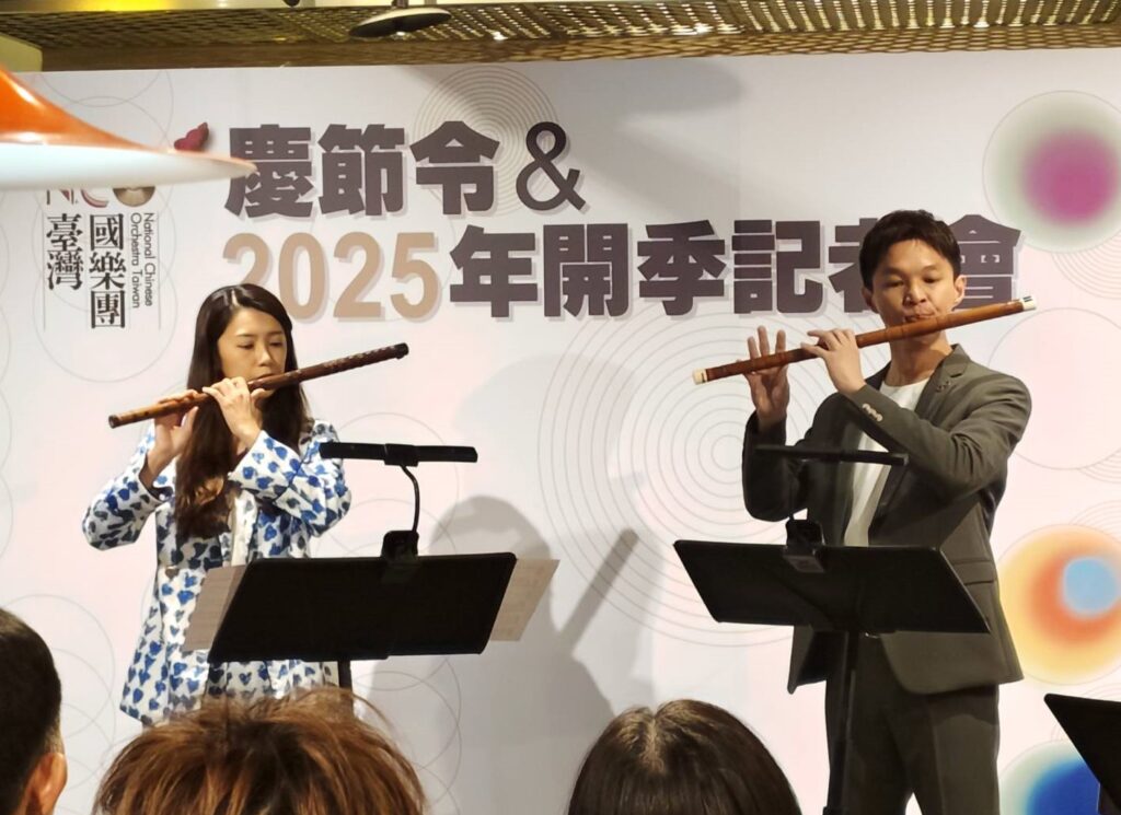 笛團員張君豪、施美鈺的雙笛對話，猶如一場《邂逅》。（記者 陳安婷/攝）